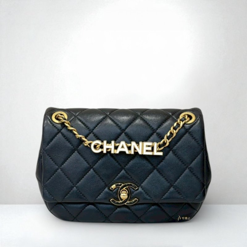 CHANEL包包 黑金羊皮黑琺瑯logo皮穿拼黑白字母鍊下蓋包-0