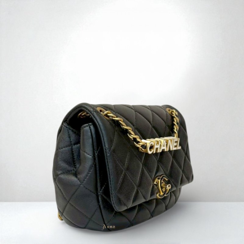 CHANEL包包 黑金羊皮黑琺瑯logo皮穿拼黑白字母鍊下蓋包-2