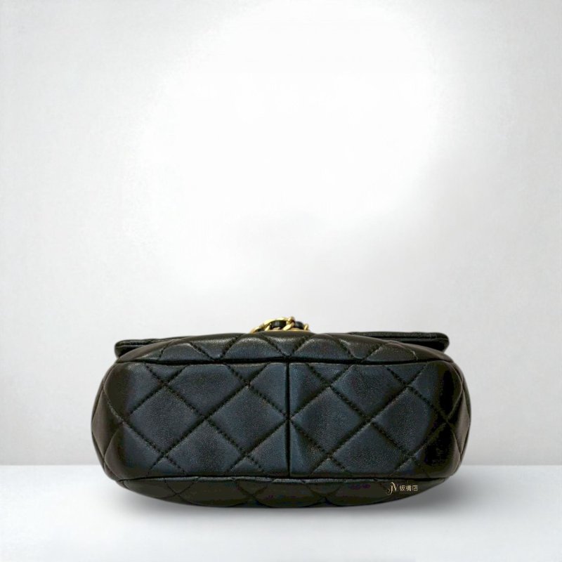 CHANEL包包 黑金羊皮黑琺瑯logo皮穿拼黑白字母鍊下蓋包-4