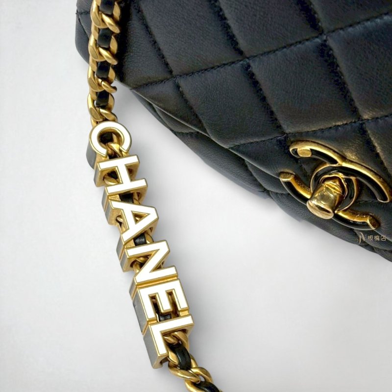 CHANEL包包 黑金羊皮黑琺瑯logo皮穿拼黑白字母鍊下蓋包-6
