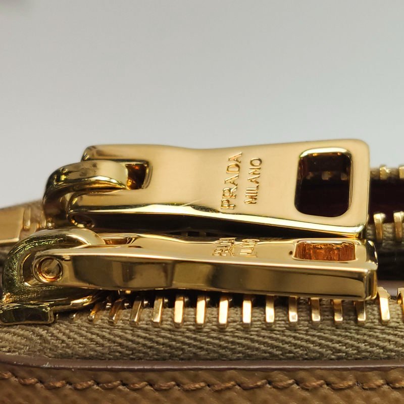 Prada牛皮純色三角徽標斜挎包單肩包-13