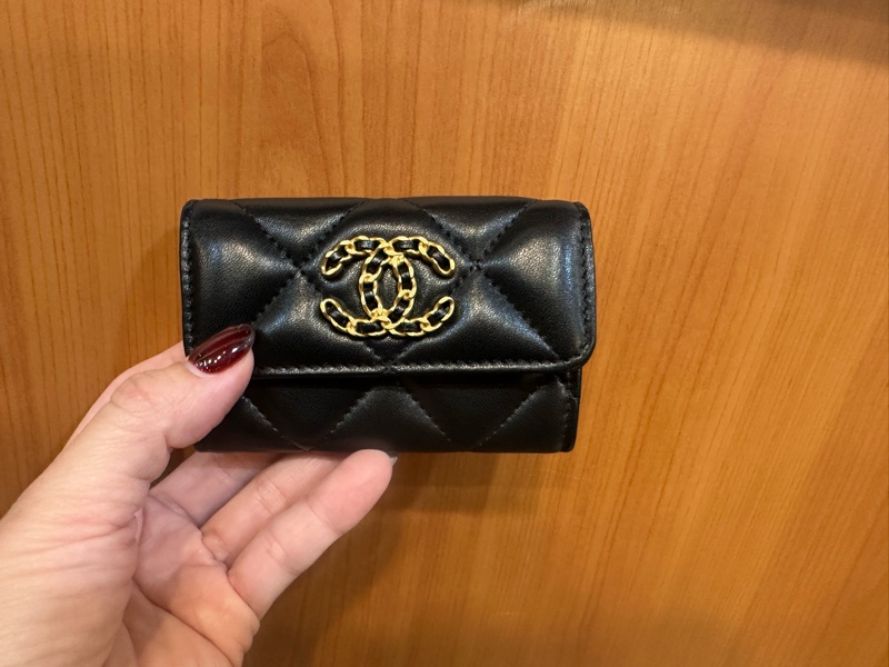 Chanel 黑羊皮金釦19下蓋零錢卡包AP1790-0