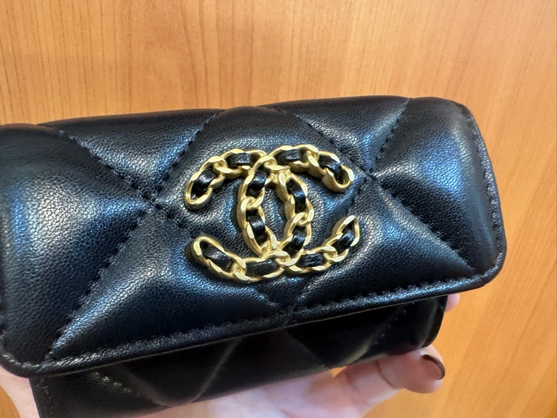 Chanel 黑羊皮金釦19下蓋零錢卡包AP1790-5