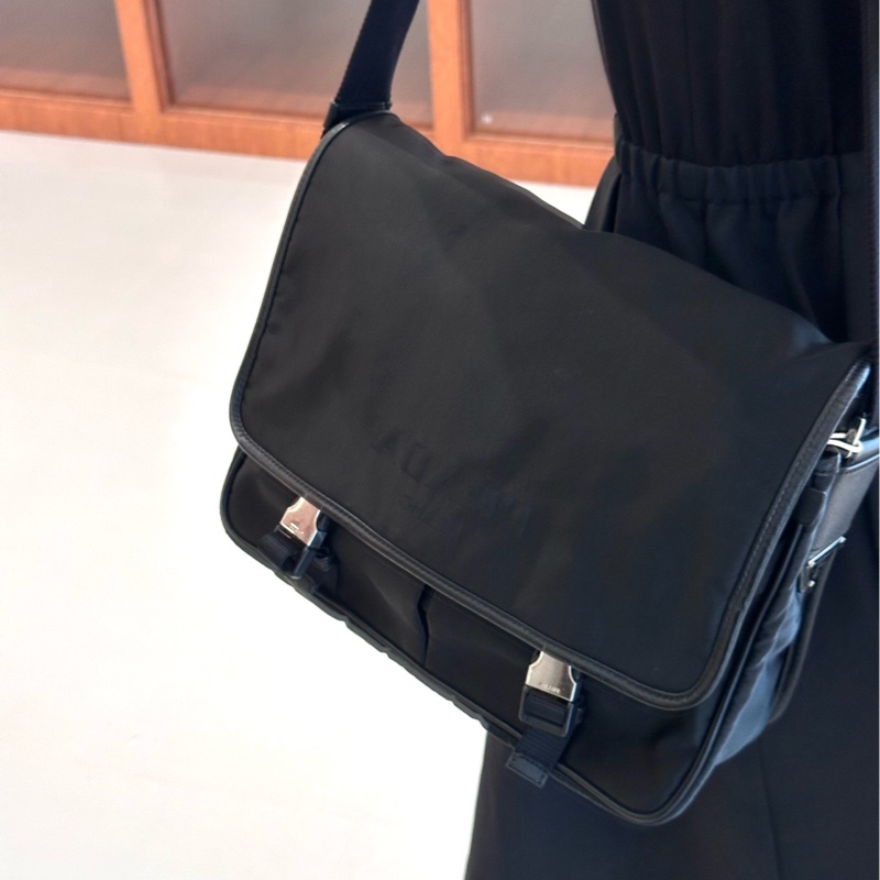 Prada 黑色三角標降落傘郵差雙扣斜挎男包 尺寸約31*8*25-0
