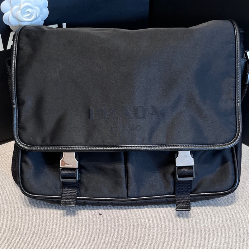 Prada 黑色三角標降落傘郵差雙扣斜挎男包 尺寸約31*8*25-1