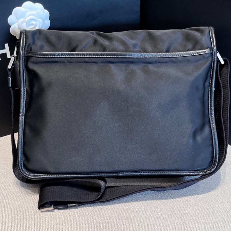 Prada 黑色三角標降落傘郵差雙扣斜挎男包 尺寸約31*8*25-2