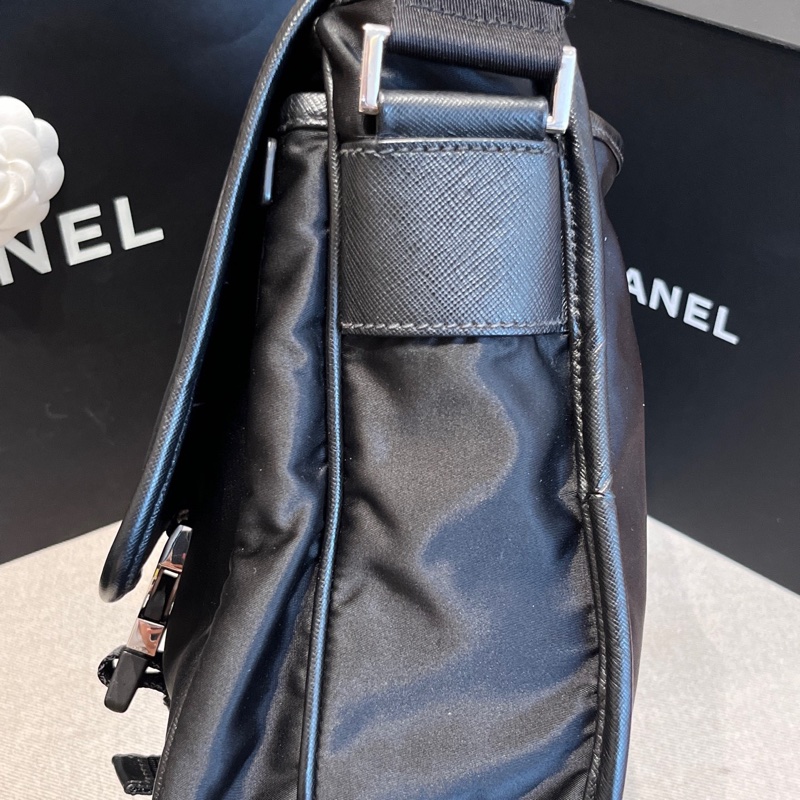 Prada 黑色三角標降落傘郵差雙扣斜挎男包 尺寸約31*8*25-3
