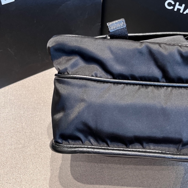 Prada 黑色三角標降落傘郵差雙扣斜挎男包 尺寸約31*8*25-5