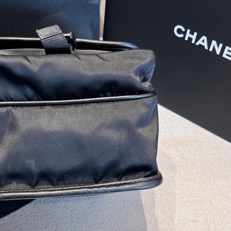 Prada 黑色三角標降落傘郵差雙扣斜挎男包 尺寸約31*8*25-6