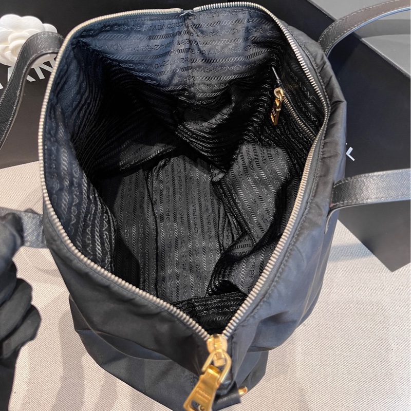 Prada 黑色三角標降落傘郵差雙扣斜挎男包 尺寸約31*8*25-7