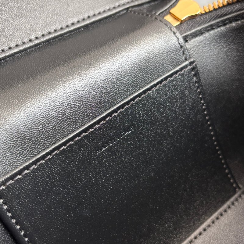 ::CELINE:: Calfskin Shoulder Bag, Crossbody Bag 黑色滑面皮革箱型化妝包 盒子包 手提包 斜背包-19
