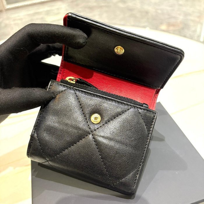 *SHIHNA名牌精品* CHANEL 19 黑色羊皮金釦 三折 短夾-3