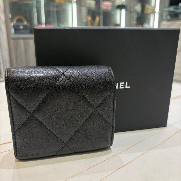 *SHIHNA名牌精品* CHANEL 19 黑色羊皮金釦 三折 短夾-8