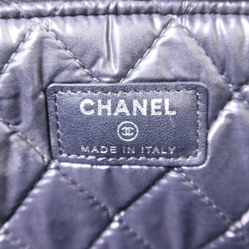 CHANEL 漆皮皮革Pouch銀扣手拿包-5