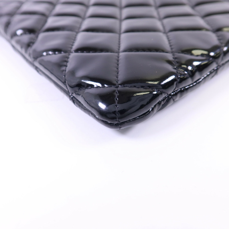 CHANEL 漆皮皮革Pouch銀扣手拿包-11
