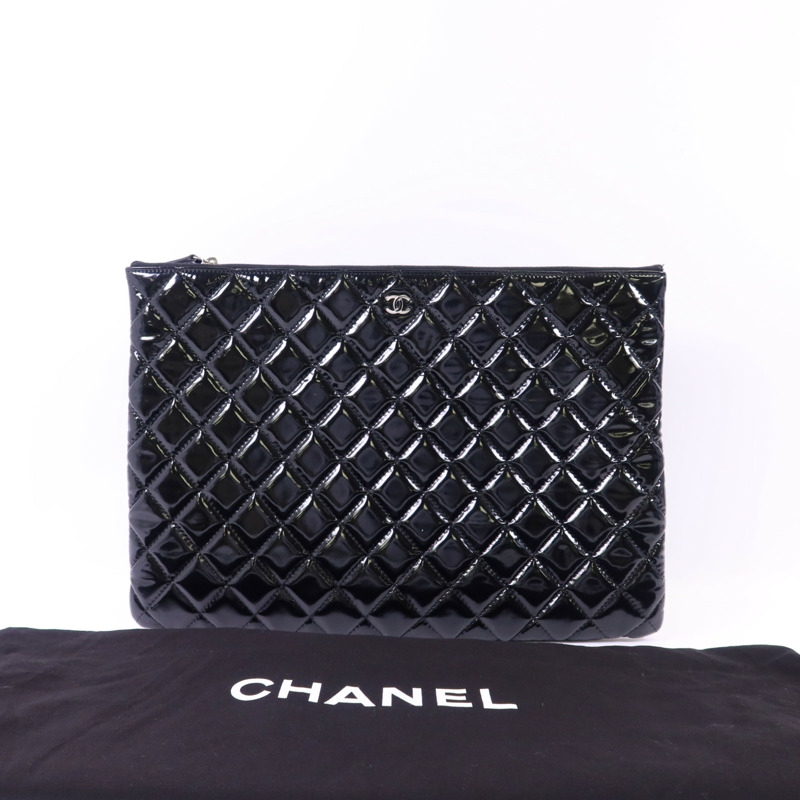 CHANEL 漆皮皮革Pouch銀扣手拿包-12