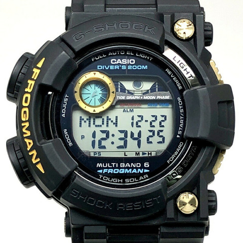 卡西歐 G-SHOCK GWF-1000G-1 蛙人電波太陽能腕錶，黑色 x 金色，蛙形圖案，2010 年 3 月發售，三國丘店有販售。