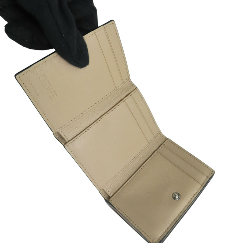 淺褐色 牛皮 Trifold Wallet 扣式短夾【LOEWE 羅威】 C821TR2X02-4