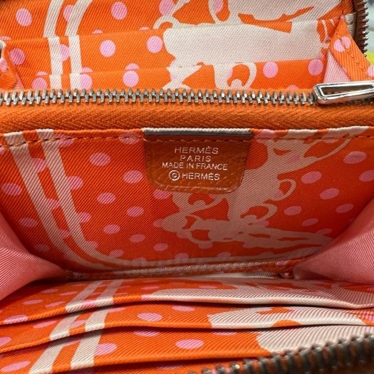 東區正精品㊣HERMES SILK IN Epsom 愛馬仕橘色絲巾拉鍊短夾O刻 RZ5314-2