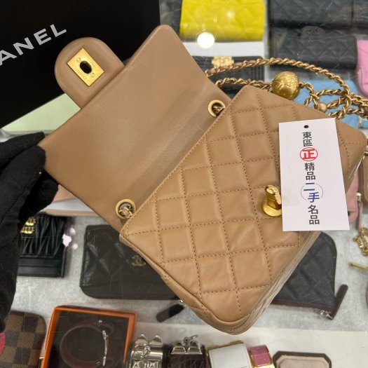東區正精品㊣CHANEL MINI COCO 17CM AS1786 香奈兒奶茶色羊皮金球調節釦金鍊菱格紋方胖斜背包 RZ5304-3