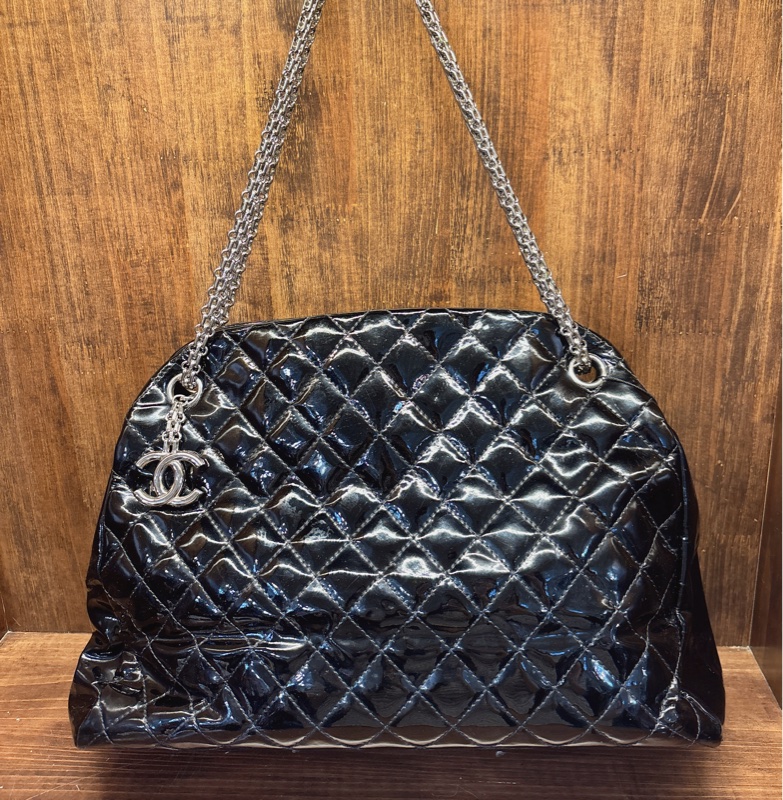 Chanel 黑色菱格紋手提包-0