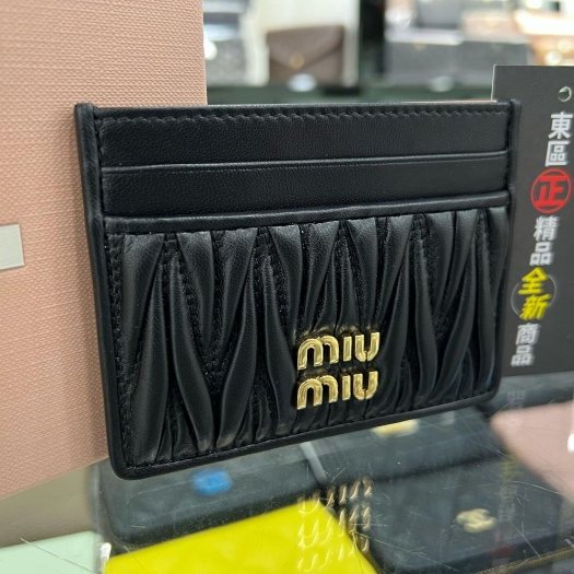 東區正精品㊣MIU MIU 5MC076 全新黑色全皮皺褶金字扁卡片夾 RZ6112-1