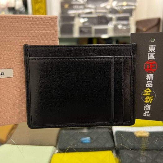 東區正精品㊣MIU MIU 5MC076 全新黑色全皮皺褶金字扁卡片夾 RZ6112-3