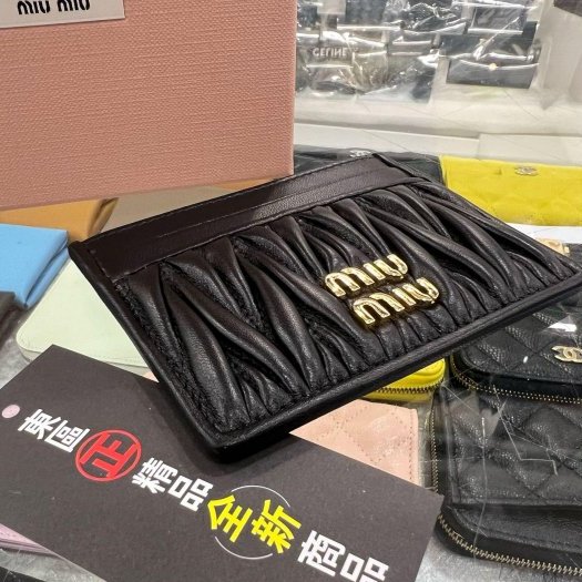 東區正精品㊣MIU MIU 5MC076 全新黑色全皮皺褶金字扁卡片夾 RZ6112-5