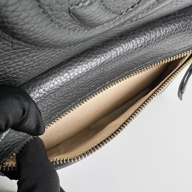 GUCCI 431570 黑皮革SOHO銀鍊後背包-6