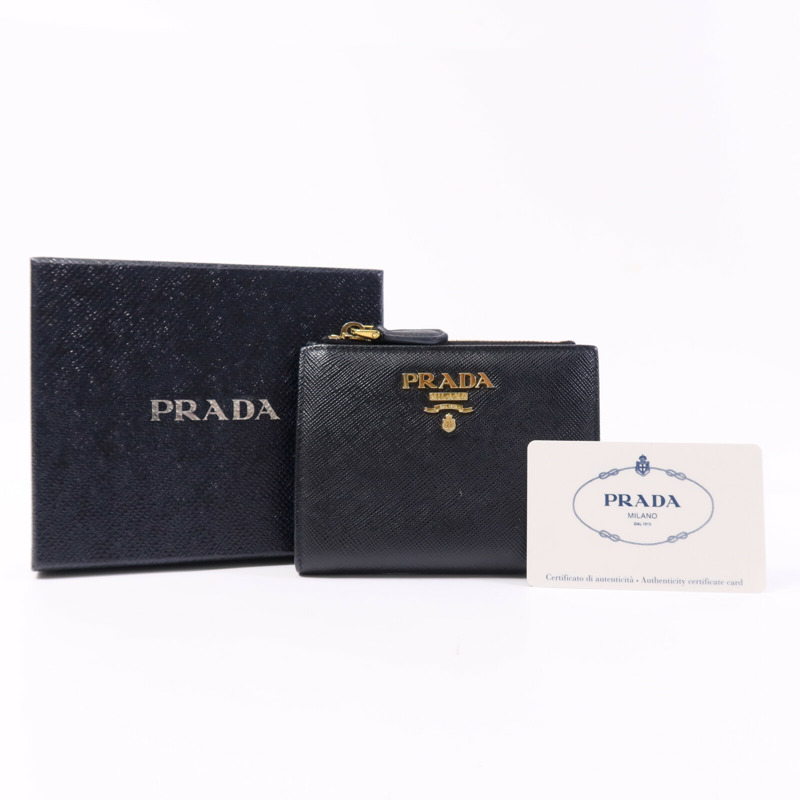PRADA Saffiano皮革Bifold Wallet金扣錢包-12