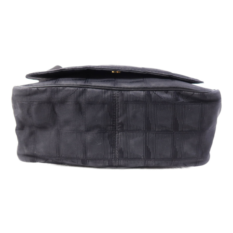 CHANEL 尼龍Travel Line金扣肩背袋-3