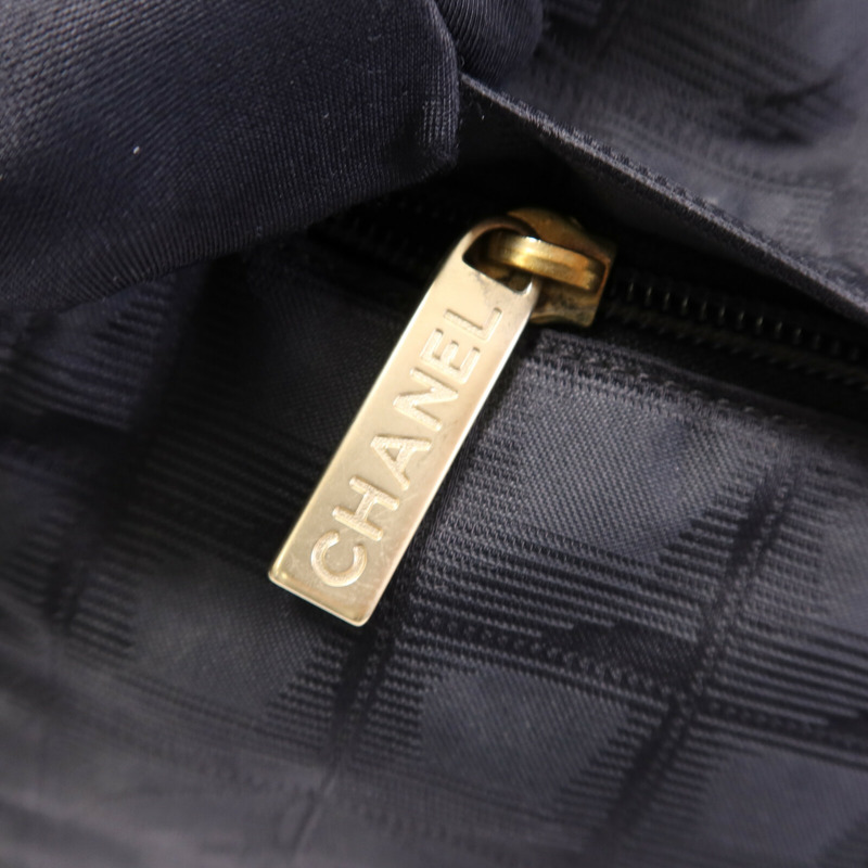 CHANEL 尼龍Travel Line金扣肩背袋-6