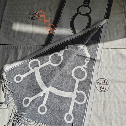 愛馬仕羊絨頸巾 Hermes Casaque Mors Scarf /淺灰 ( 全新品)