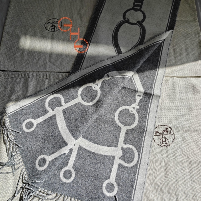 愛馬仕羊絨頸巾 Hermes Casaque Mors Scarf /淺灰 ( 全新品)-0