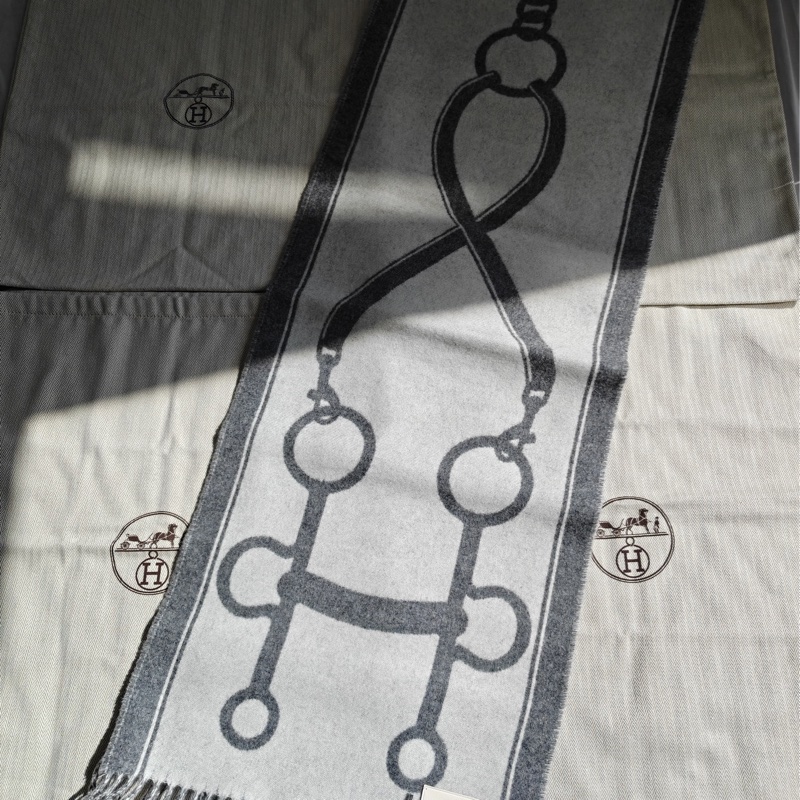 愛馬仕羊絨頸巾 Hermes Casaque Mors Scarf /淺灰 ( 全新品)-1