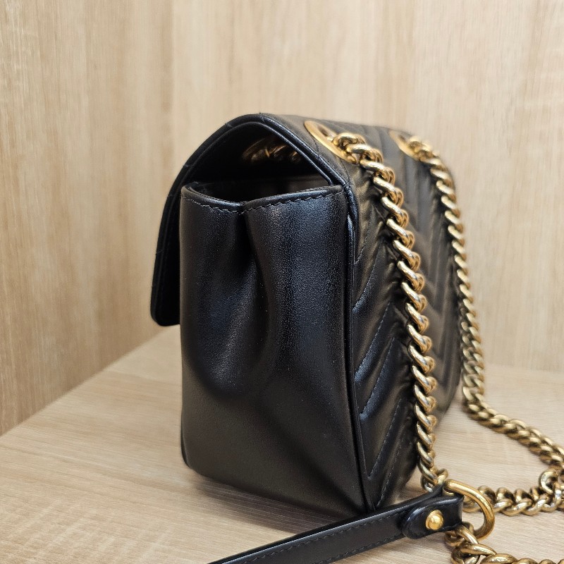 [超高CP值包款❣️] Gucci黑牛皮霧金釦山形紋方形馬夢肩斜背包-3