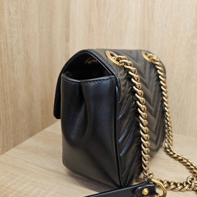 [超高CP值包款❣️] Gucci黑牛皮霧金釦山形紋方形馬夢肩斜背包-4