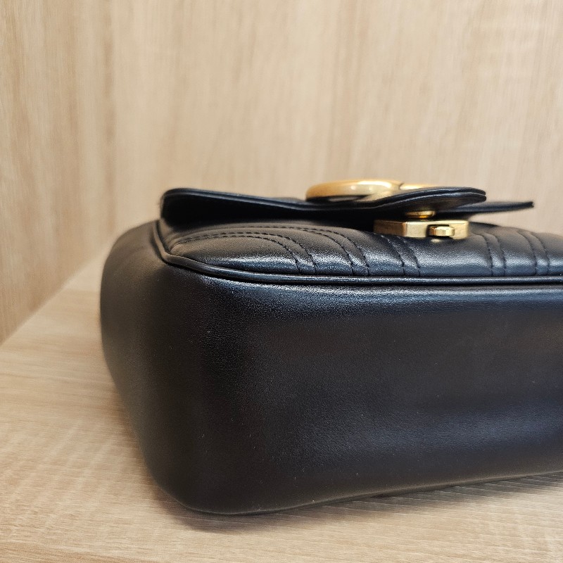 [超高CP值包款❣️] Gucci黑牛皮霧金釦山形紋方形馬夢肩斜背包-5