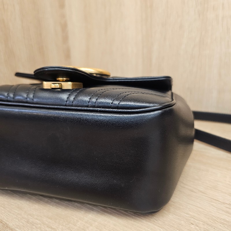 [超高CP值包款❣️] Gucci黑牛皮霧金釦山形紋方形馬夢肩斜背包-6