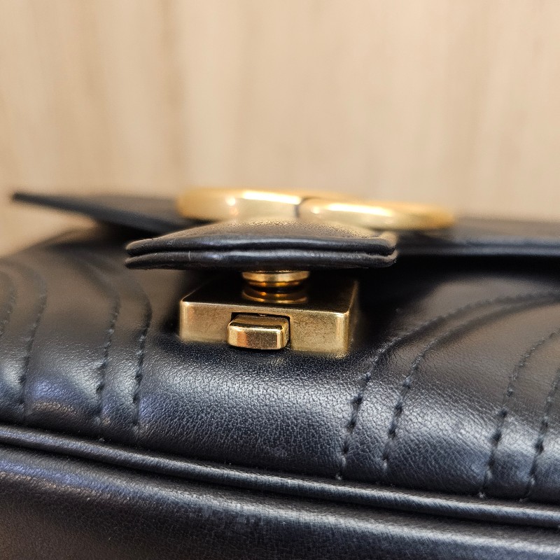 [超高CP值包款❣️] Gucci黑牛皮霧金釦山形紋方形馬夢肩斜背包-7