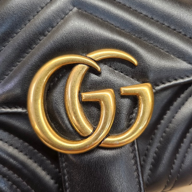 [超高CP值包款❣️] Gucci黑牛皮霧金釦山形紋方形馬夢肩斜背包-8