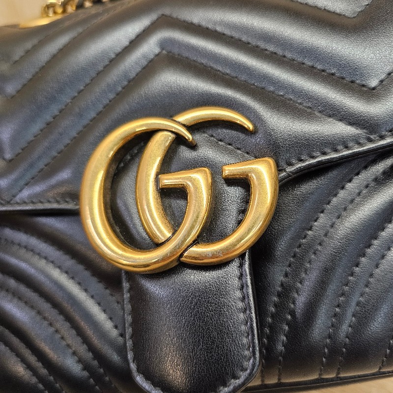 [超高CP值包款❣️] Gucci黑牛皮霧金釦山形紋方形馬夢肩斜背包-9