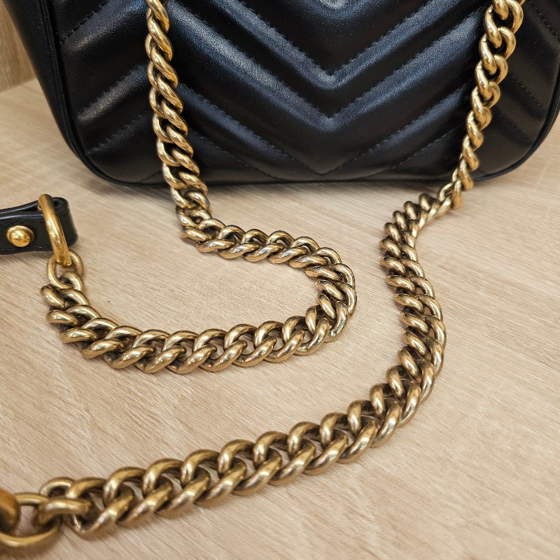 [超高CP值包款❣️] Gucci黑牛皮霧金釦山形紋方形馬夢肩斜背包-12