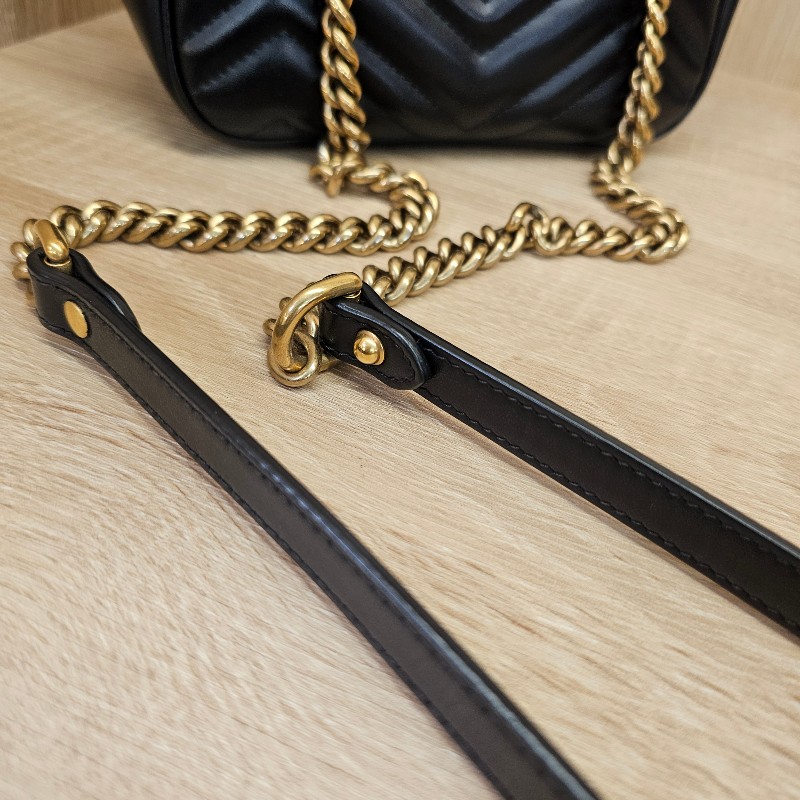 [超高CP值包款❣️] Gucci黑牛皮霧金釦山形紋方形馬夢肩斜背包-13