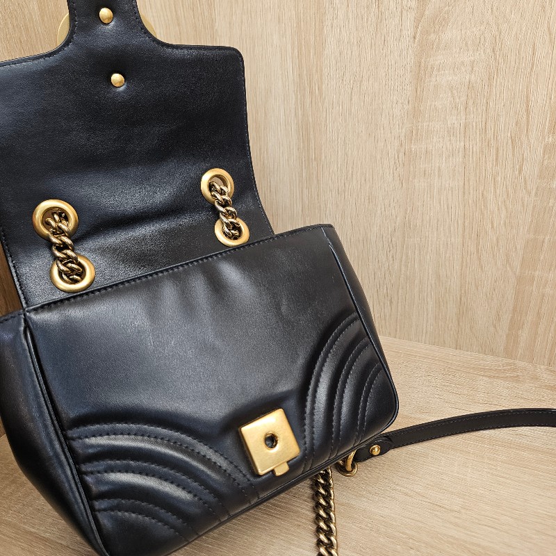 [超高CP值包款❣️] Gucci黑牛皮霧金釦山形紋方形馬夢肩斜背包-15
