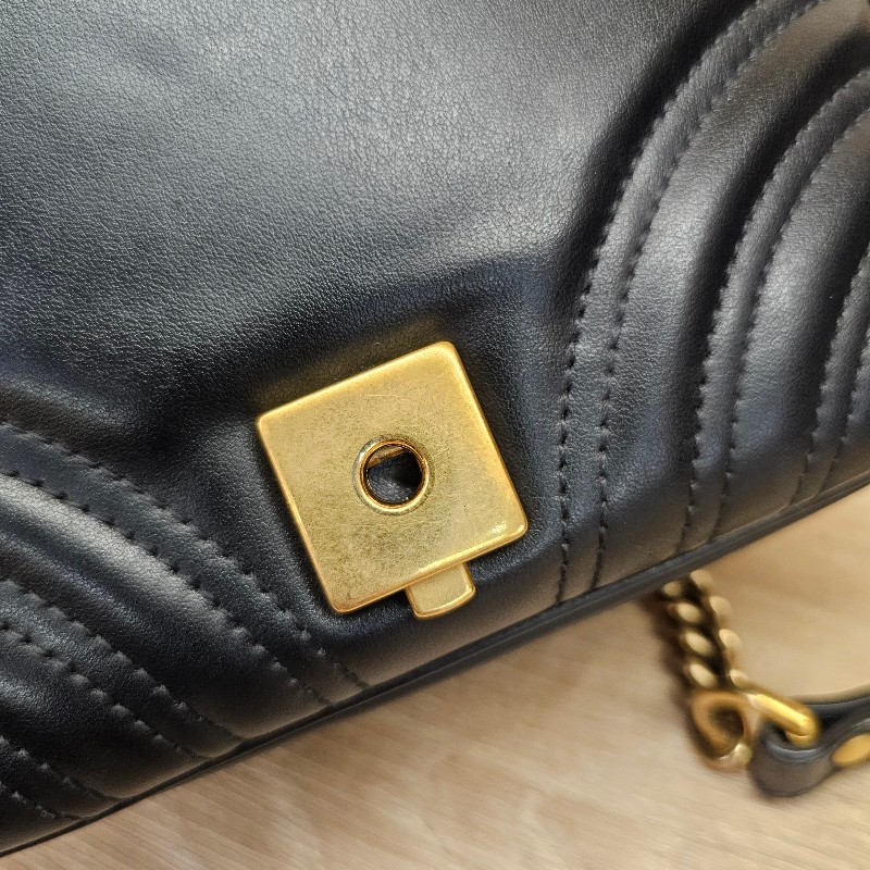 [超高CP值包款❣️] Gucci黑牛皮霧金釦山形紋方形馬夢肩斜背包-16