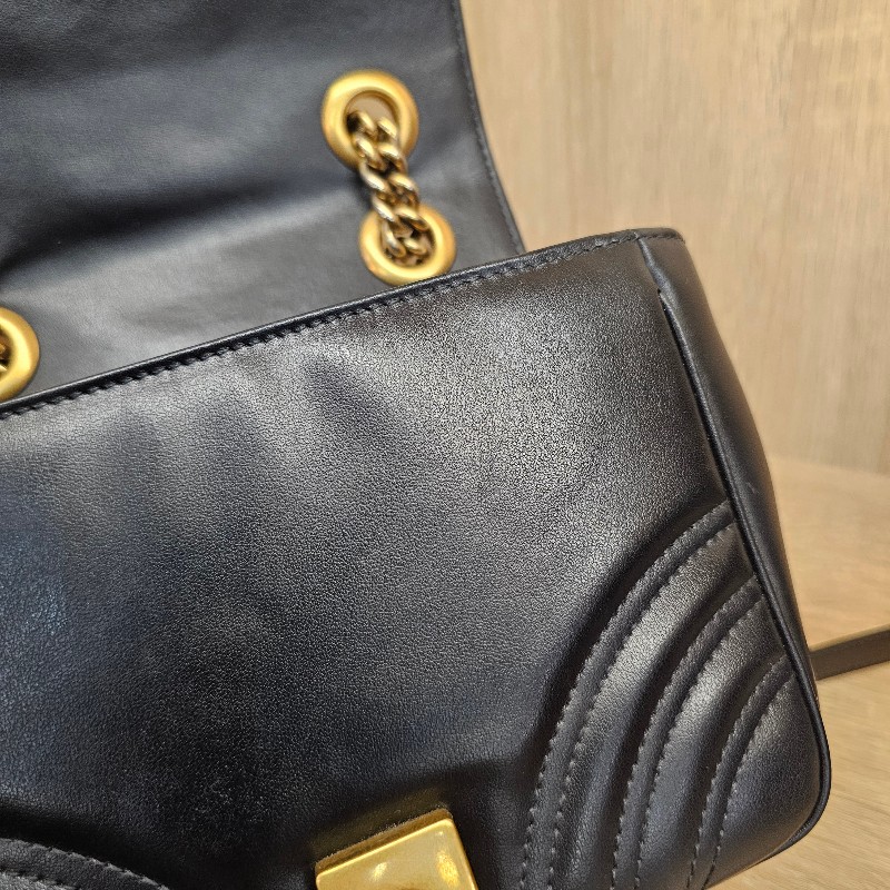 [超高CP值包款❣️] Gucci黑牛皮霧金釦山形紋方形馬夢肩斜背包-17