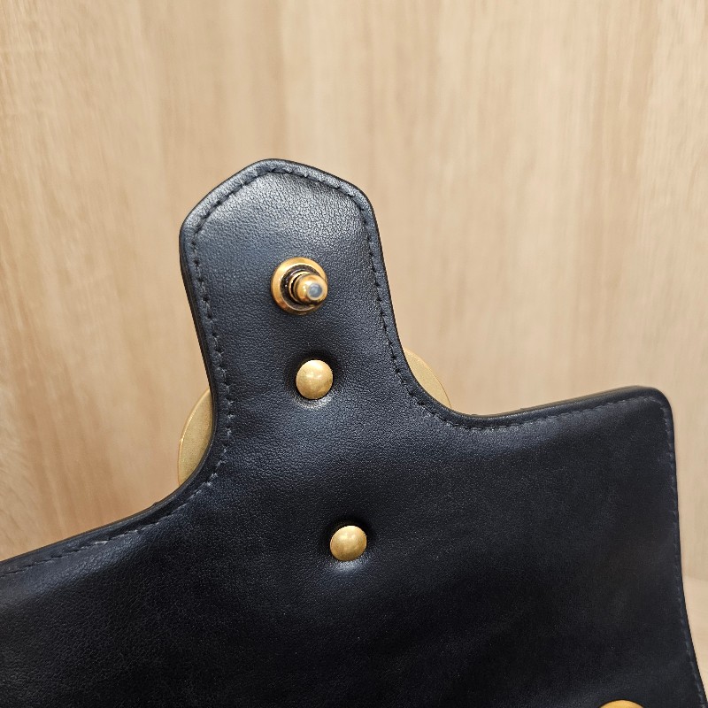 [超高CP值包款❣️] Gucci黑牛皮霧金釦山形紋方形馬夢肩斜背包-19