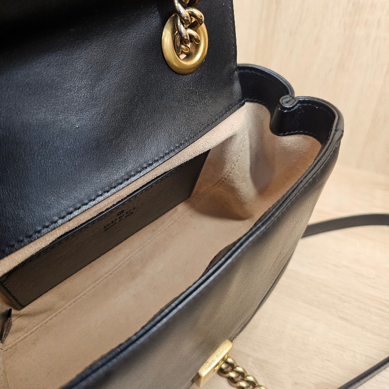 [超高CP值包款❣️] Gucci黑牛皮霧金釦山形紋方形馬夢肩斜背包-20