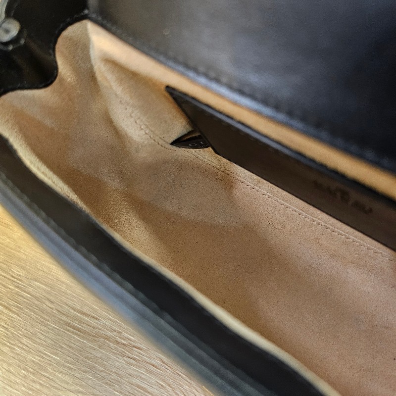 [超高CP值包款❣️] Gucci黑牛皮霧金釦山形紋方形馬夢肩斜背包-21